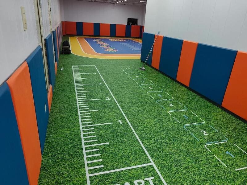 reiniging van een PVC-vloer in een tafeltenniszaal